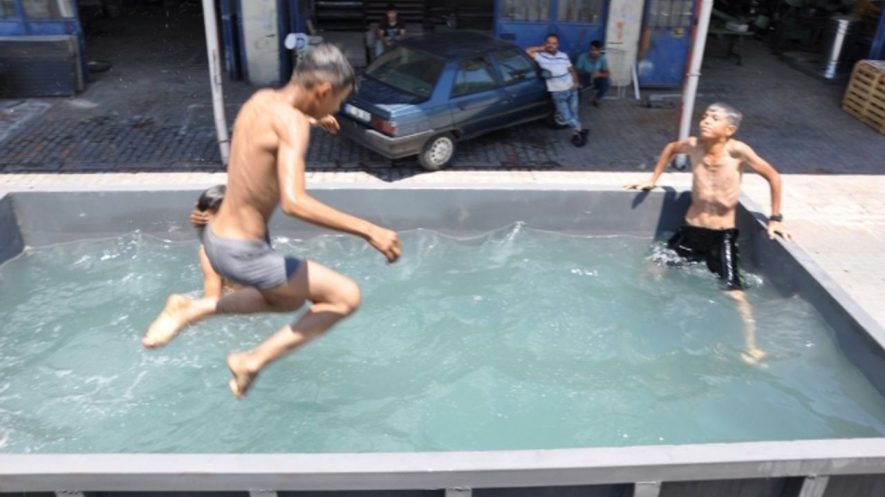 İşçilere, Kamyon Kasasında Havuz Keyfi