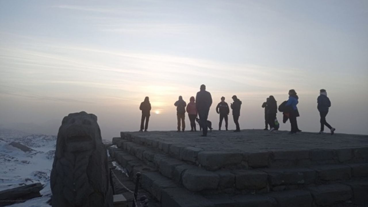 Dünya'nın 8. Harikası Nemrut Dağı ilk ziyaretçilerini ağırlamaya başladı