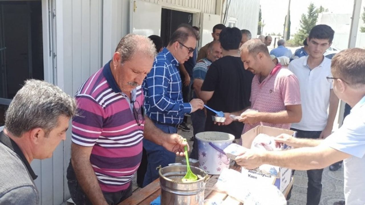 Halil Fırat aşureyi eliyle yaptı, eliyle de dağıttı