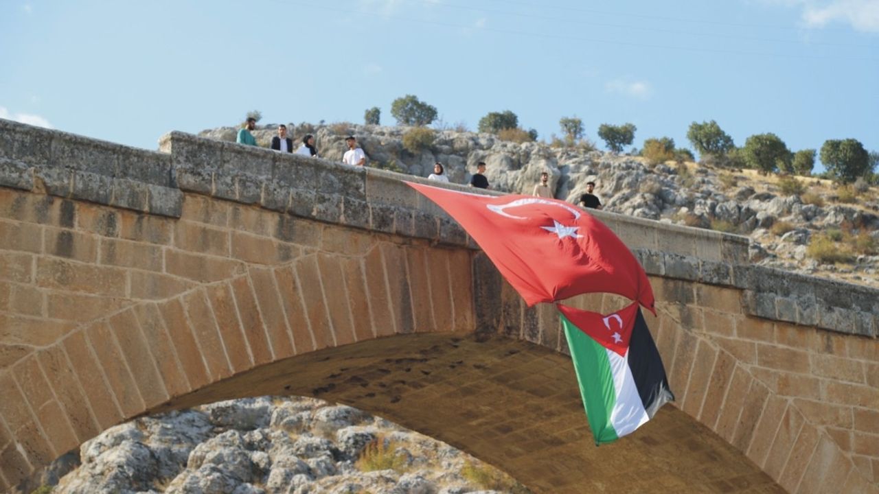 Cendere Köprüsüne Filistin bayrağı asıldı