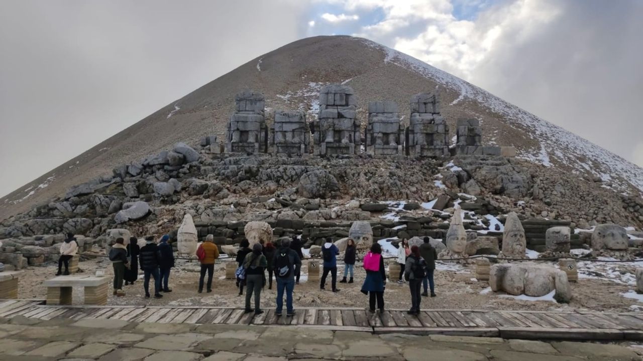 Turistler soğuğa aldırmadı Nemrut Dağı'na tırmandı