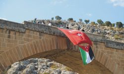 Cendere Köprüsüne Filistin bayrağı asıldı