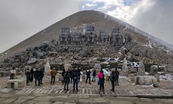 Turistler soğuğa aldırmadı Nemrut Dağı'na tırmandı