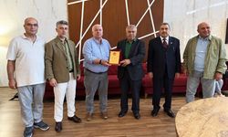 Gazeteci İsmail Türk’e Batum’da Plaket Takdim Edildi