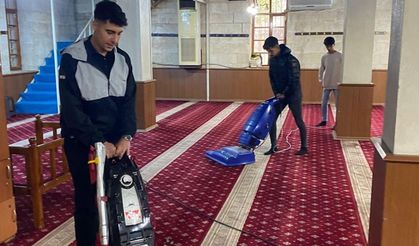 Ülkücüler camilerde bayram temizliği yaptı