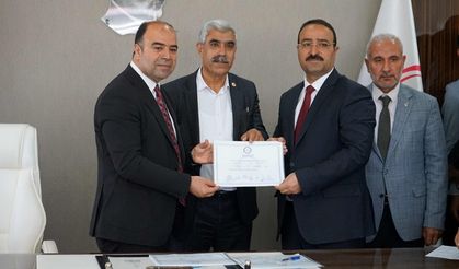 BAŞKAN NİHAT ÇİFTÇİ MAZBATASINI ALDI