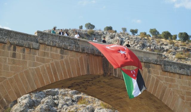 Cendere Köprüsüne Filistin bayrağı asıldı