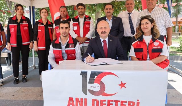 Vali Varol 15 Temmuz Anı Defterini doldurdu