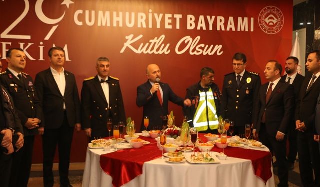 Vali Dr. Osman Varol: 'Cumhuriyeti gelecek nesillere coşkuyla aktarmak görevimiz'