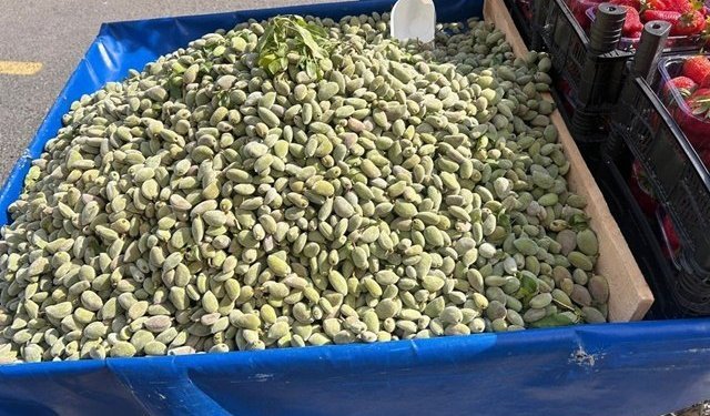 Badem, Adıyaman'da tezgahlarda