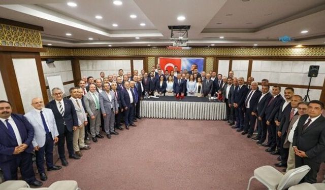 Özgür Özel: Seçilmiş il başkanlarımız tarihî bir duruş gösteriyor