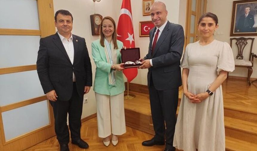 DERYA BAKBAK: “EĞİTİMDE YAPAY ZEKÂ KULLANIMI, ÖNCELİK HALİNE GELMİŞTİR”