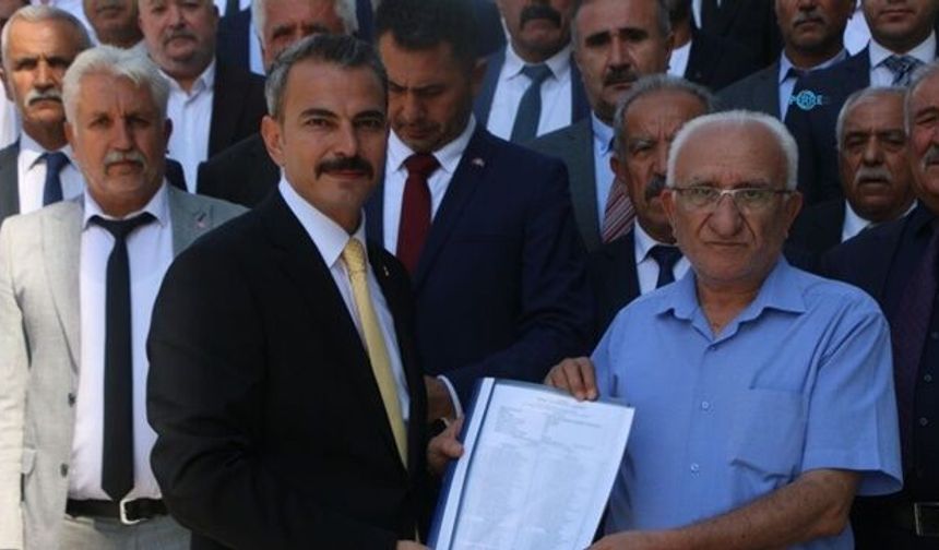 Ali Önat mazbatasını aldı