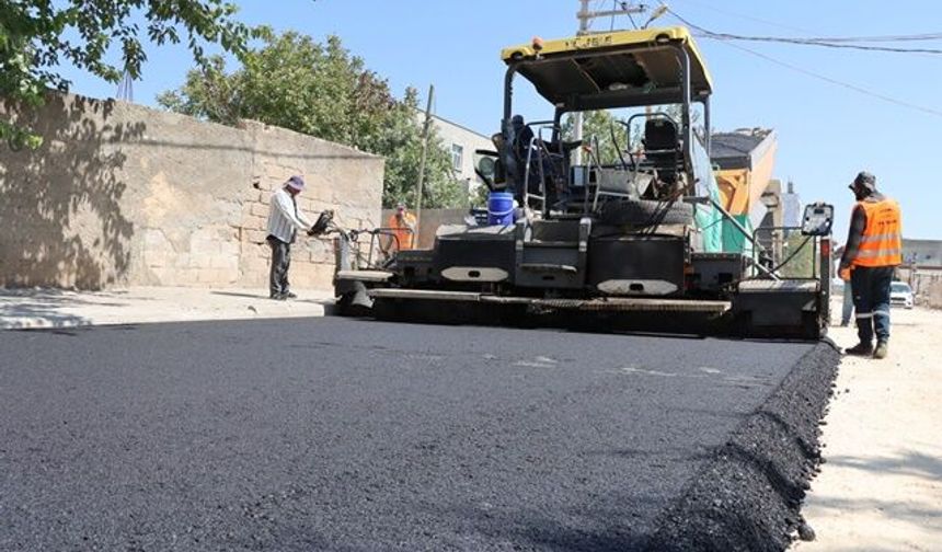 HİLVAN’DA YOLLAR YENİLENİYOR