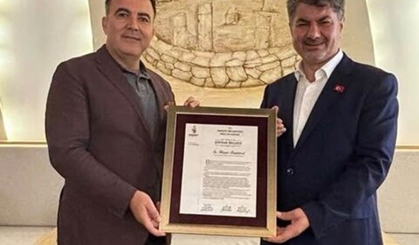 Halil Fırat’tan Hüseyin Büyükfırat’a Şükran Plaketi