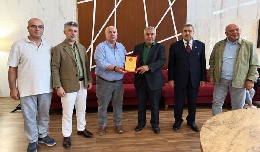 Gazeteci İsmail Türk’e Batum’da Plaket Takdim Edildi