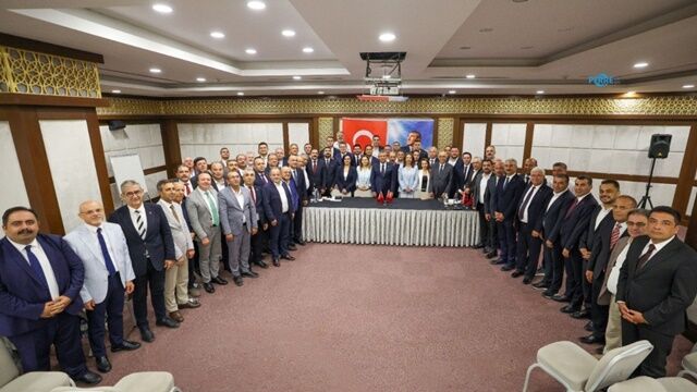 Özgür Özel: Seçilmiş il başkanlarımız tarihî bir duruş gösteriyor