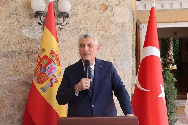 Ömer Bolat İspanya'da Türk işadamlarıyla bir araya geldi.